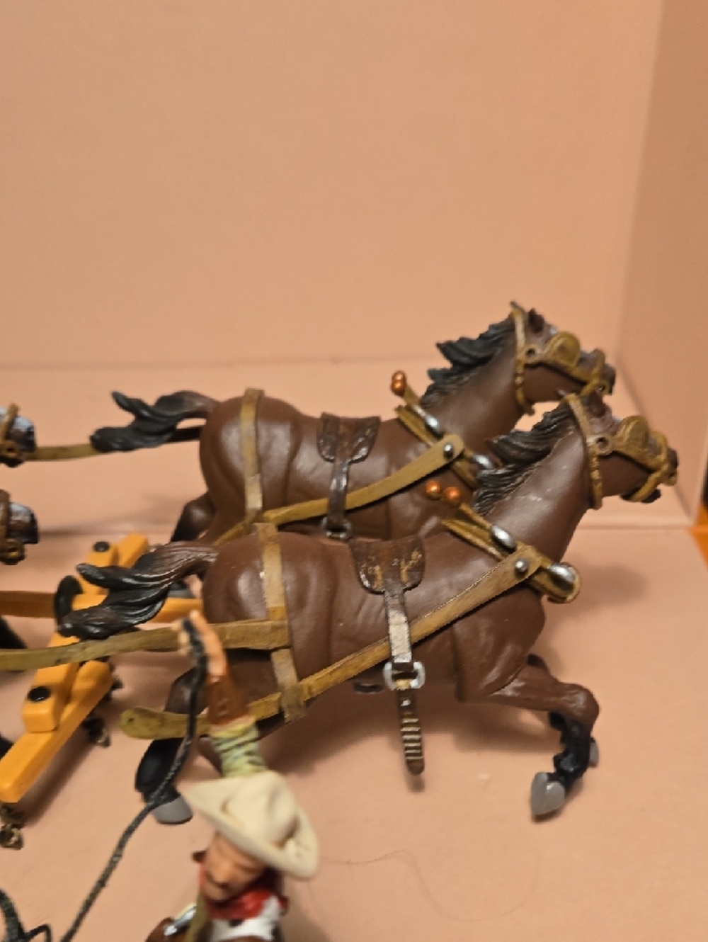 Papo Western Stagecoach Playset with Brown Horses and Multicolored Figures - Picture 3 of 11